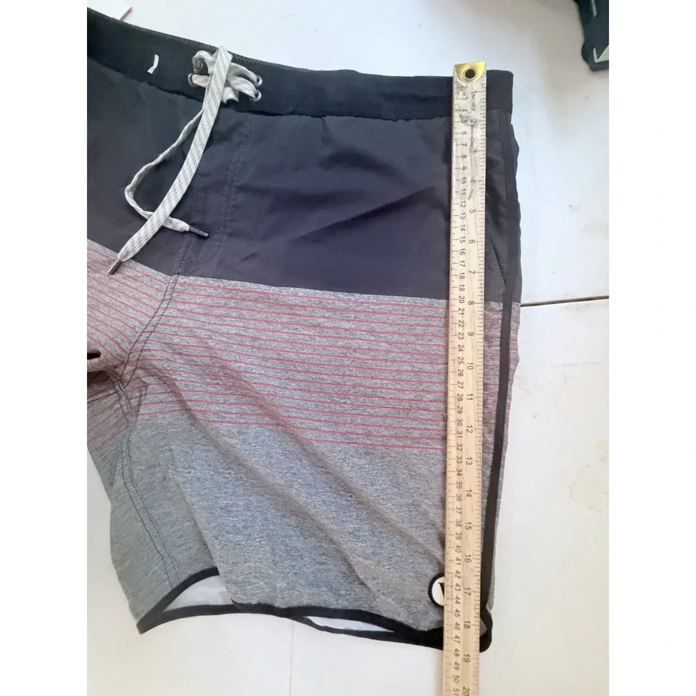 Vuori Cruise Boardshorts Men's 38 Gray Black Red Stripe 4-Way Stretch Swim